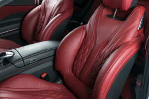 Czerwone skórzane fotele – akcesoria do samochodu